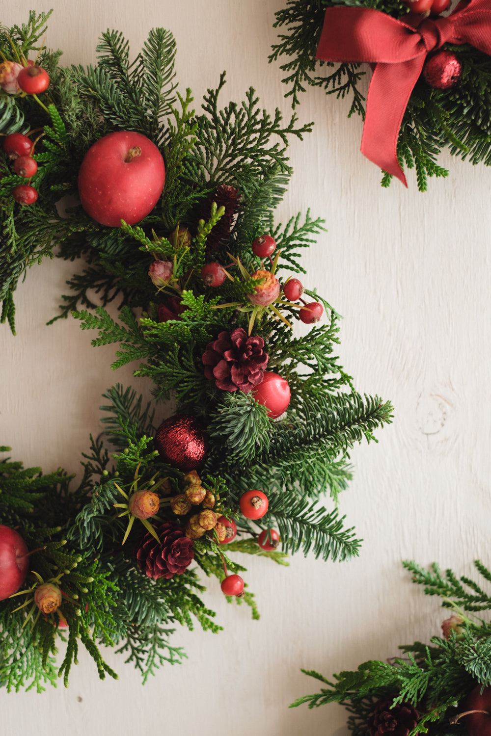 ◆11/26からお届け可能・クリスマス限定◆Round Wreath／ラウンドモミのリース　ウォームホリデー／生花