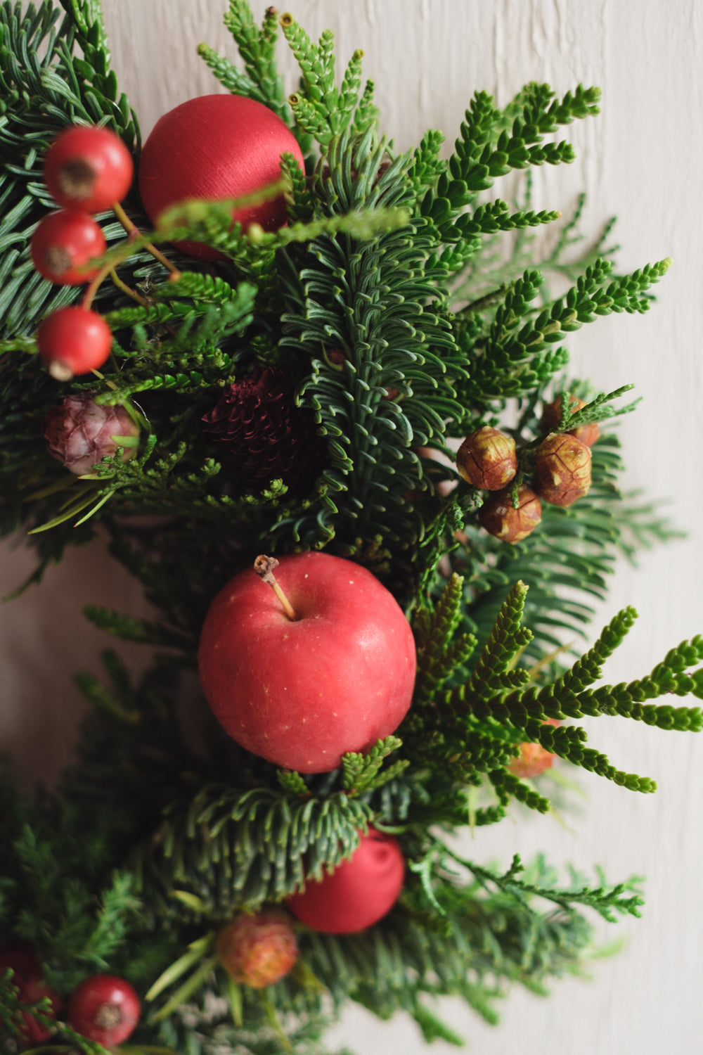 ◆11/26からお届け可能・クリスマス限定◆Round Wreath／ラウンドモミのリース　ウォームホリデー／生花
